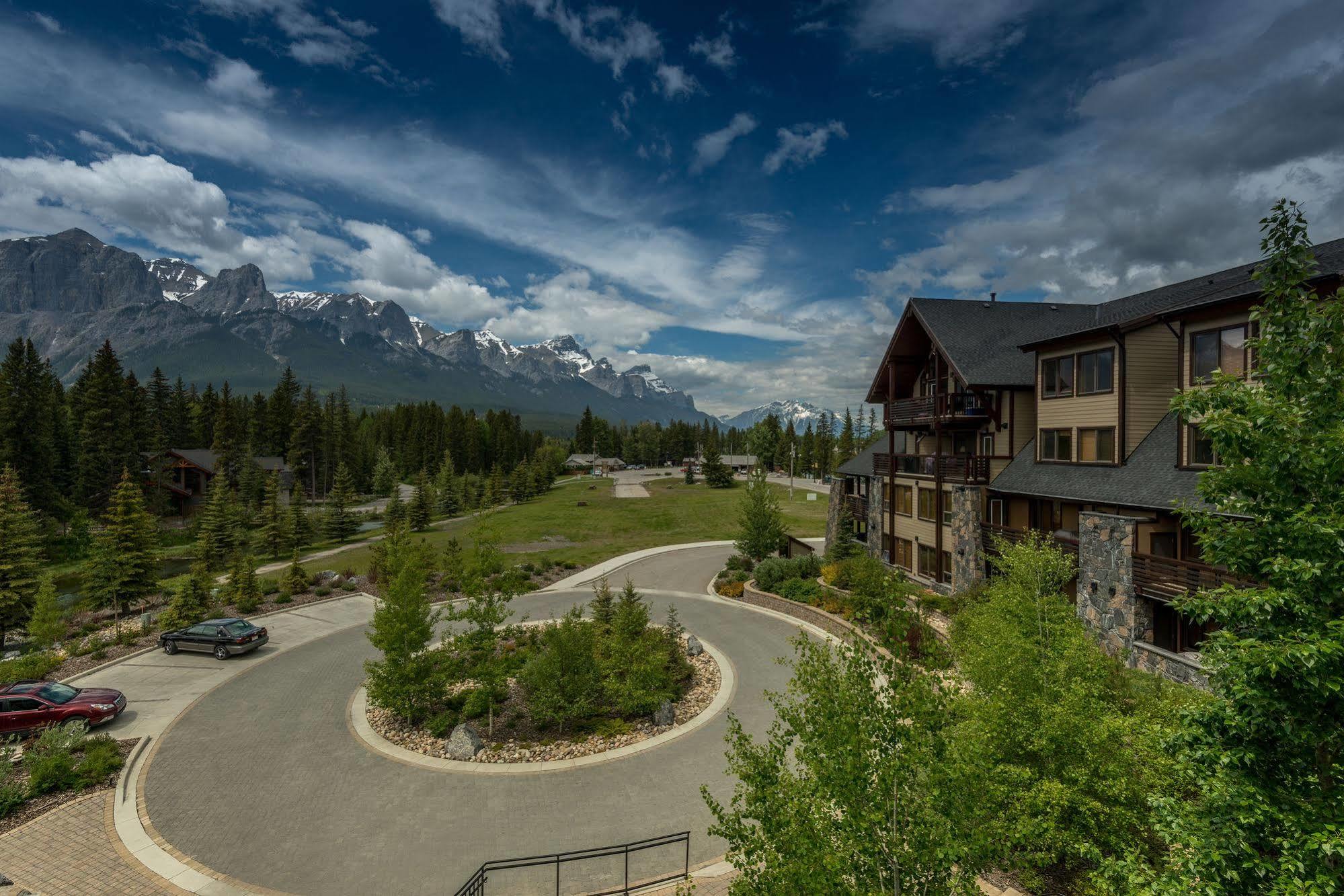 Rundle Cliffs Hotel 3*